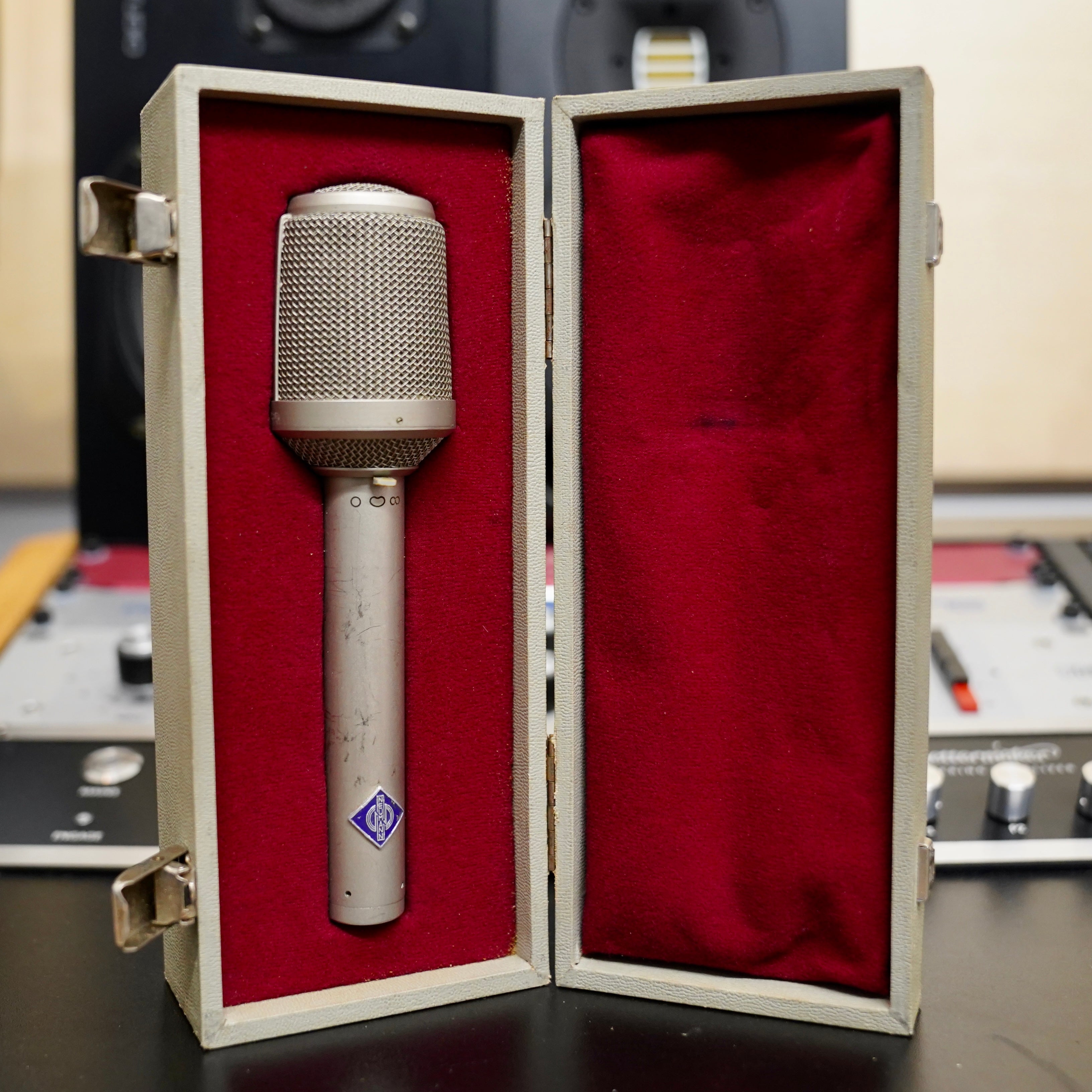 Neumann KM86i
