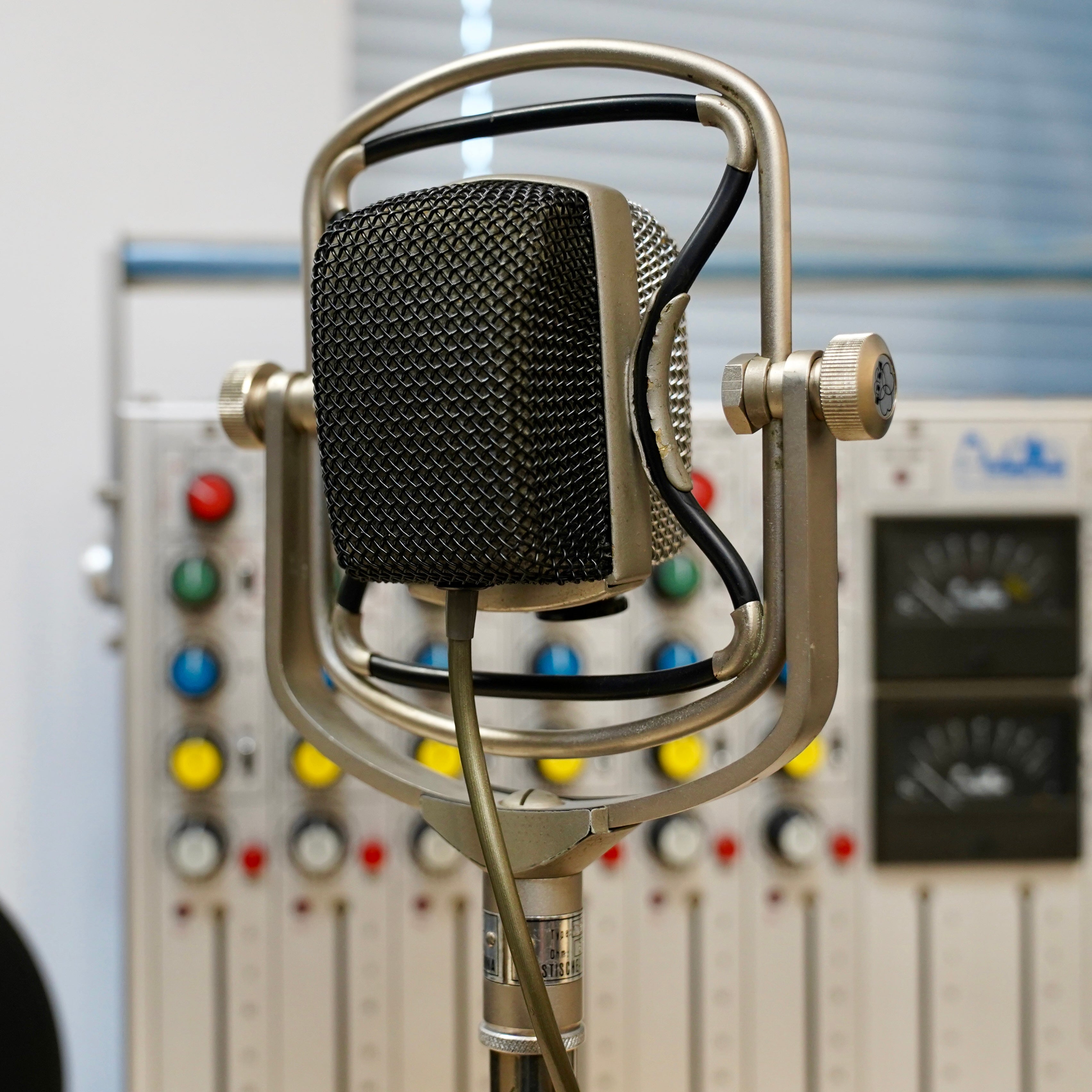 AKG D25