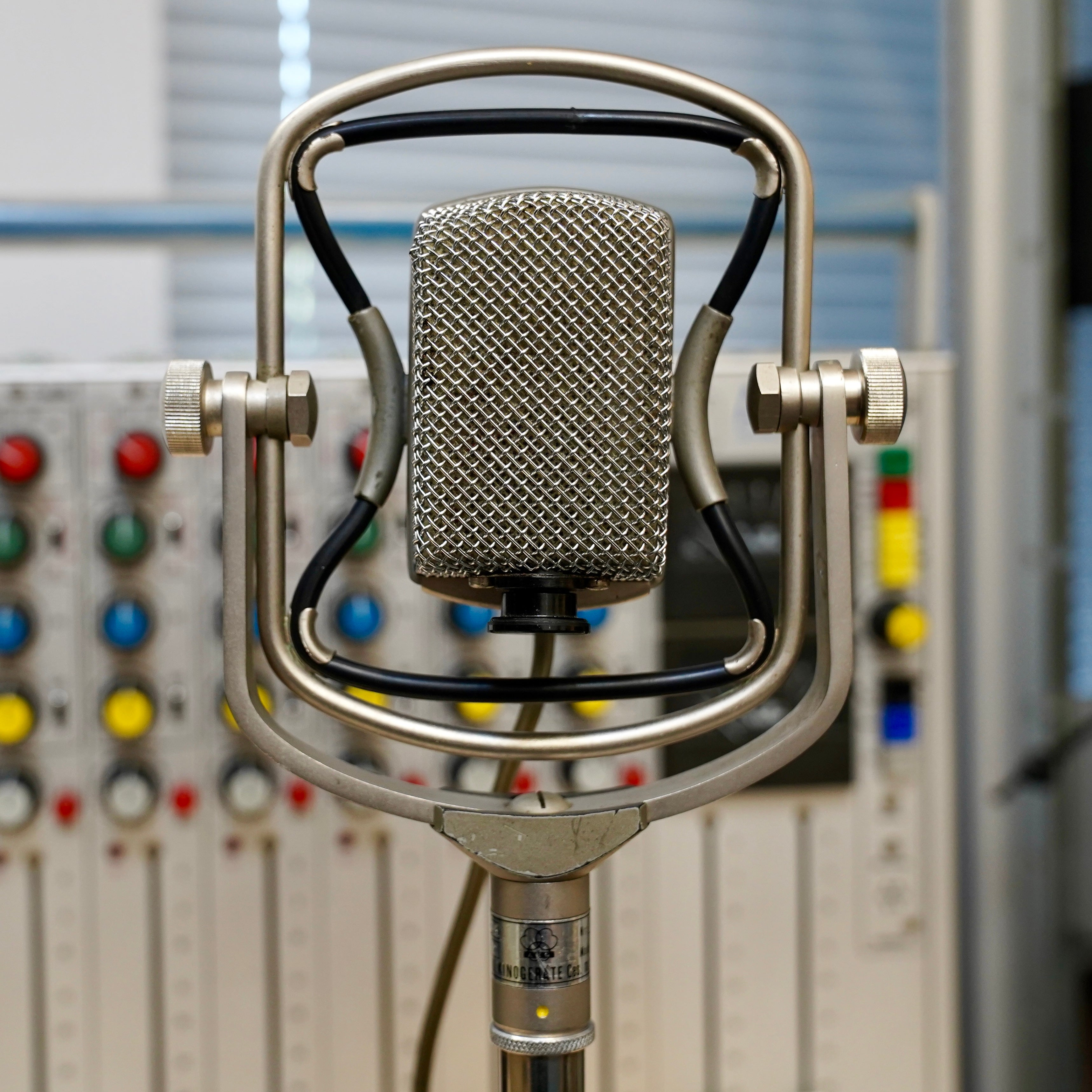 AKG D25