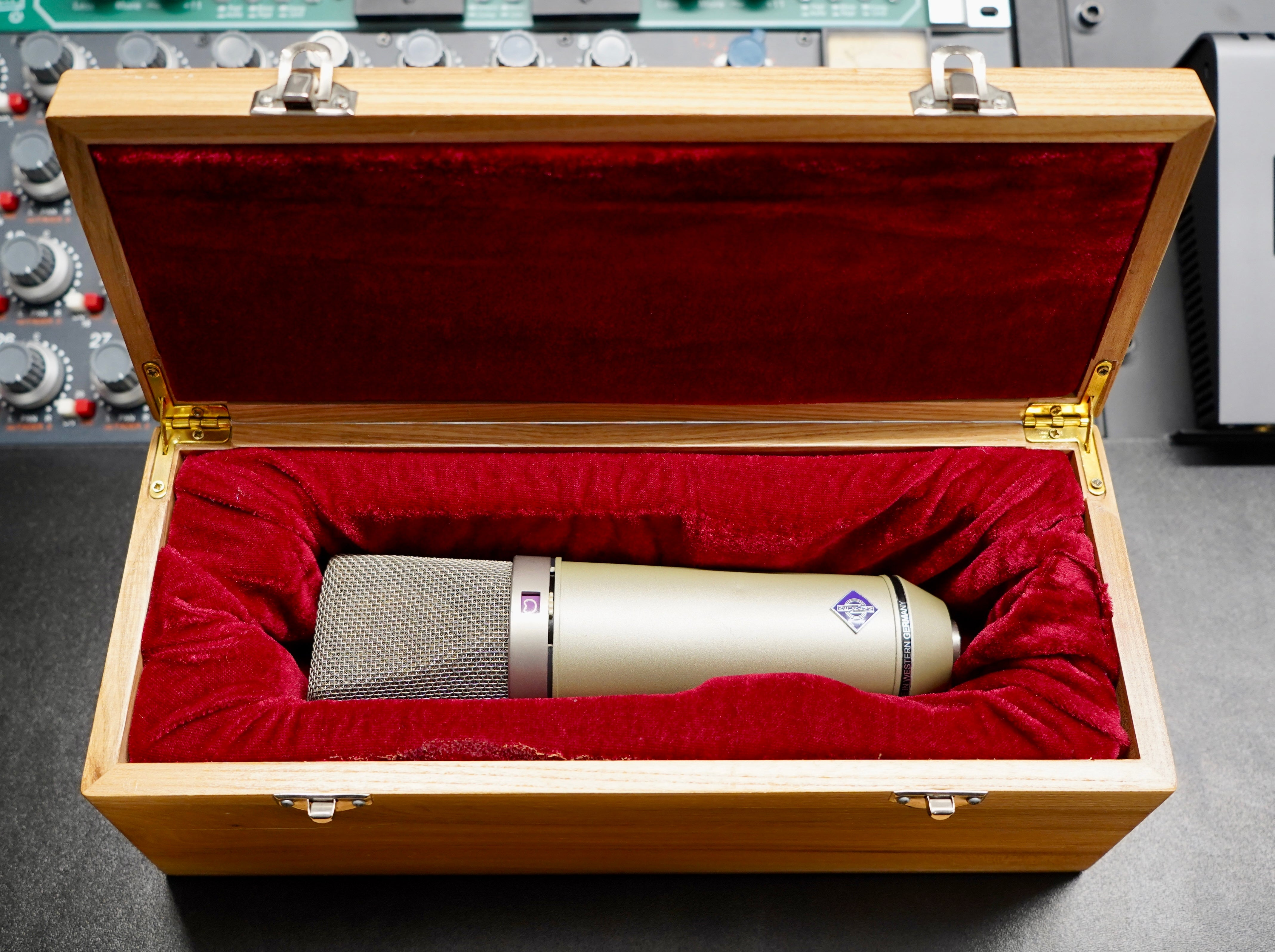 Neumann U87 (1975)