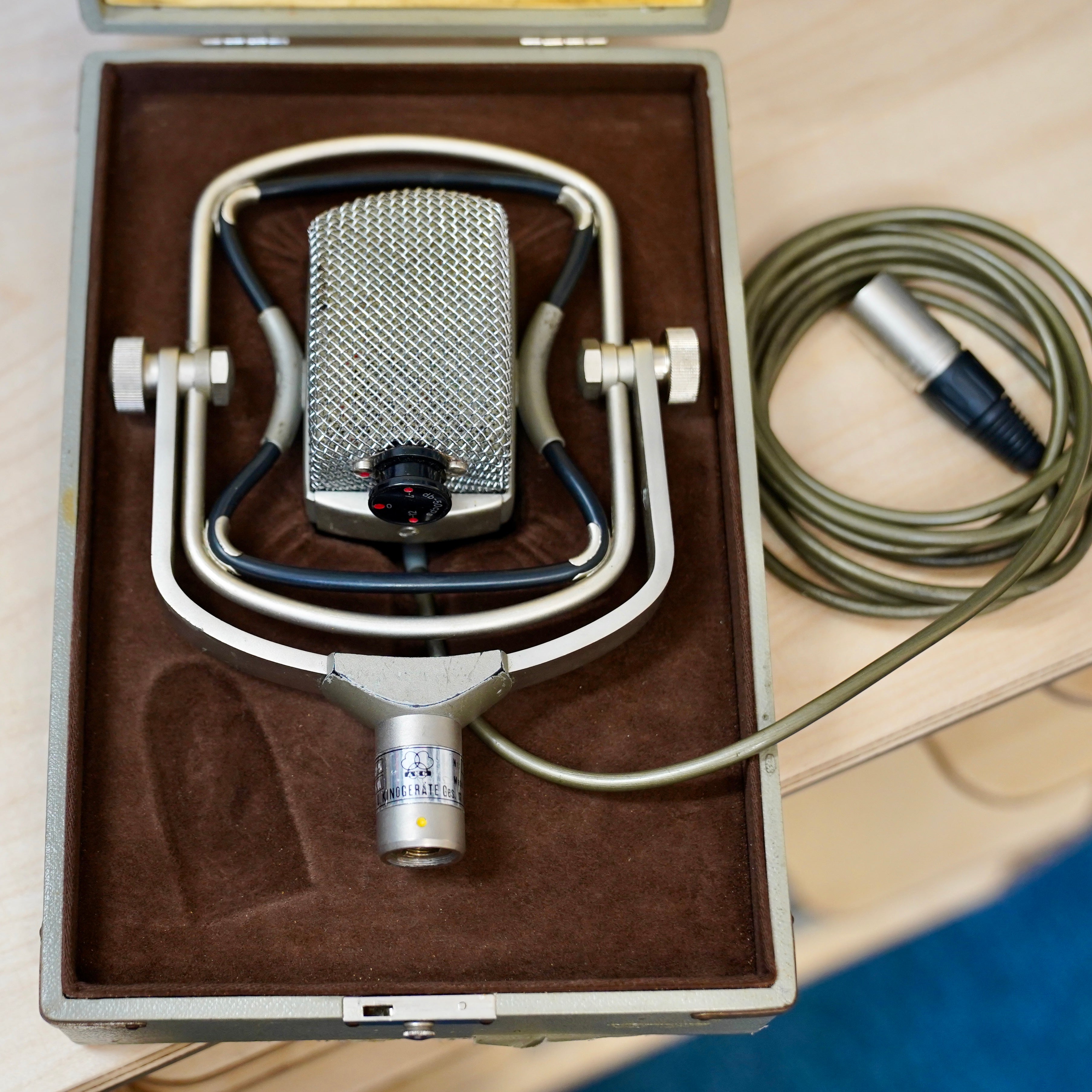 AKG D25