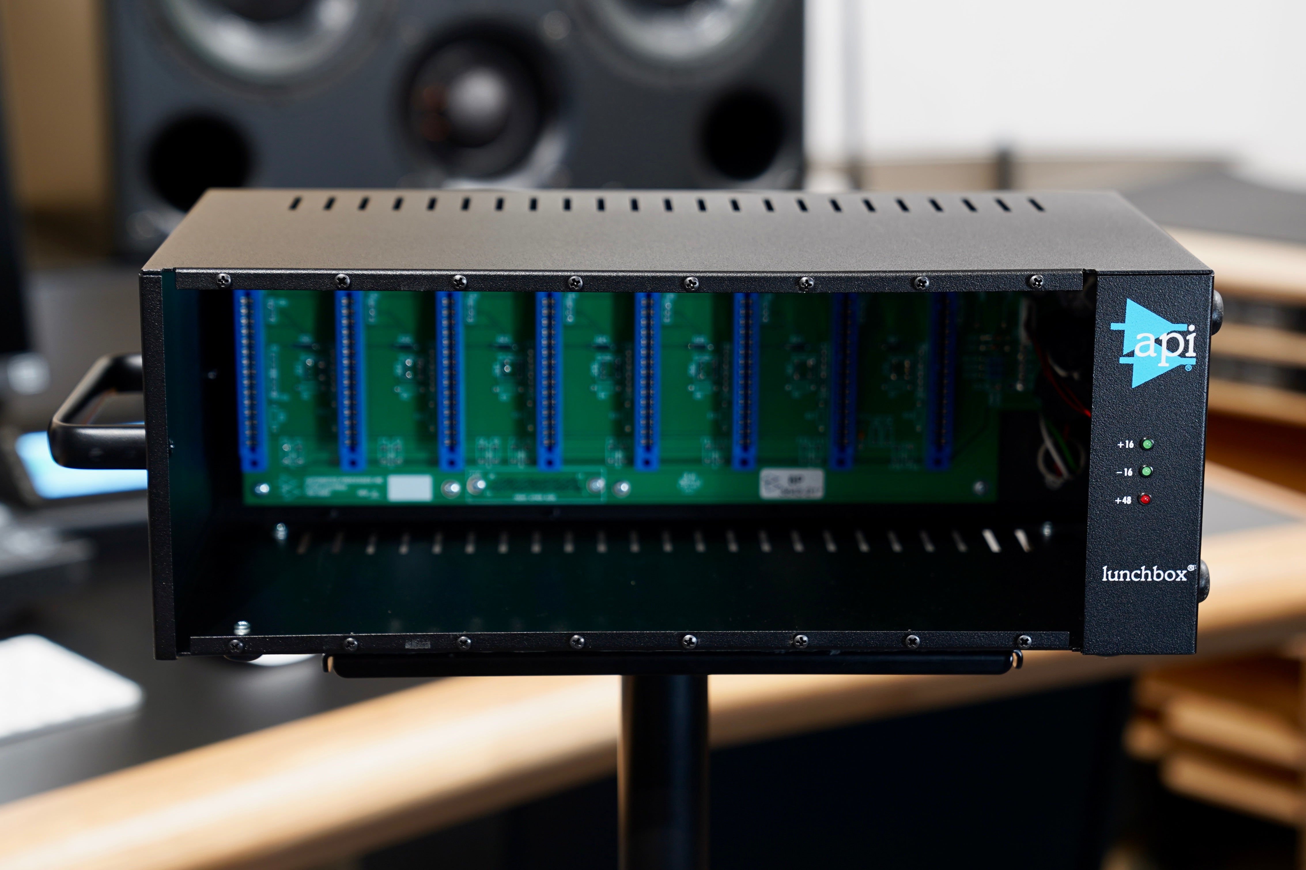 API 500-8P 500 Series Chassis