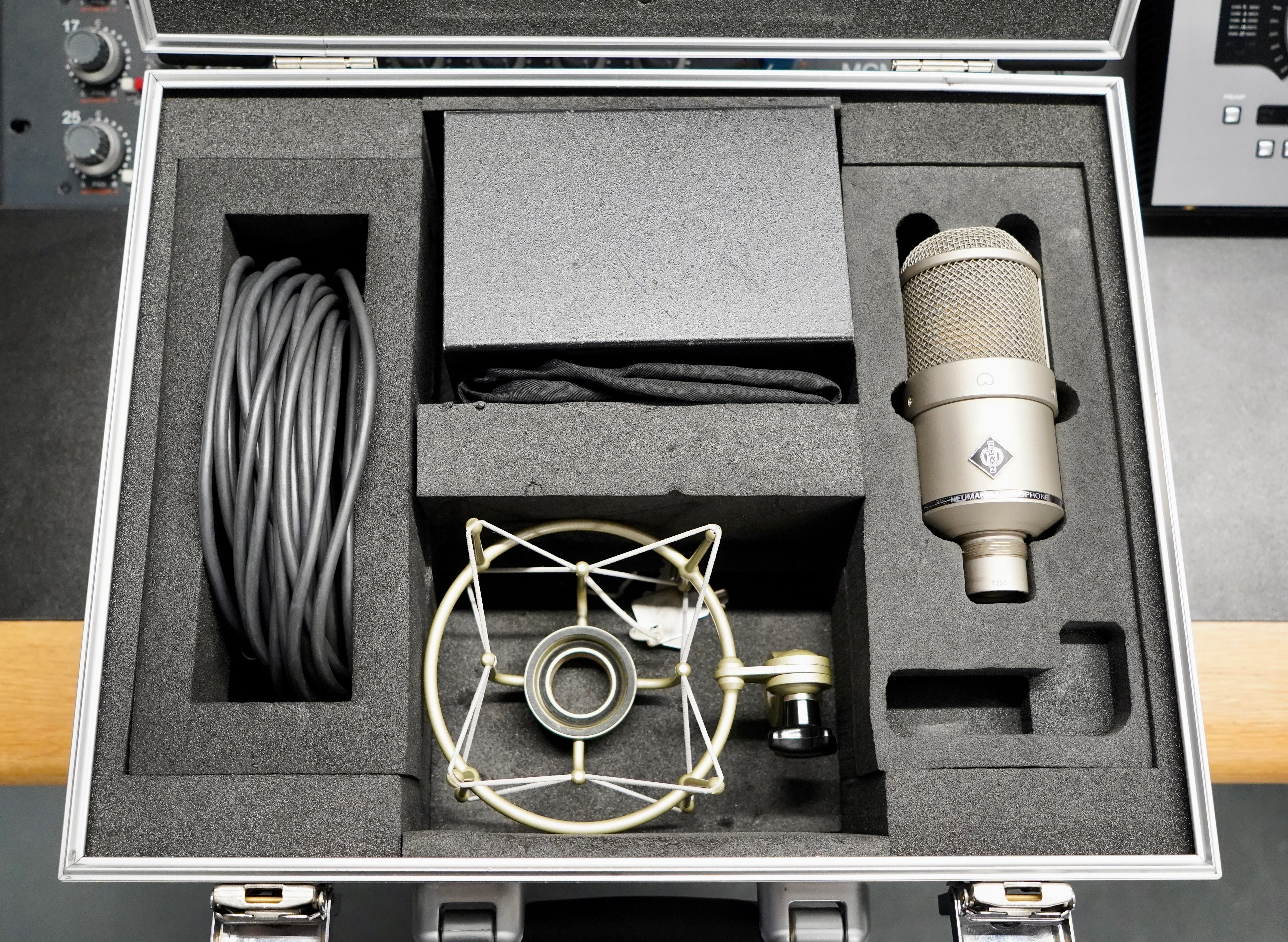 Neumann M147