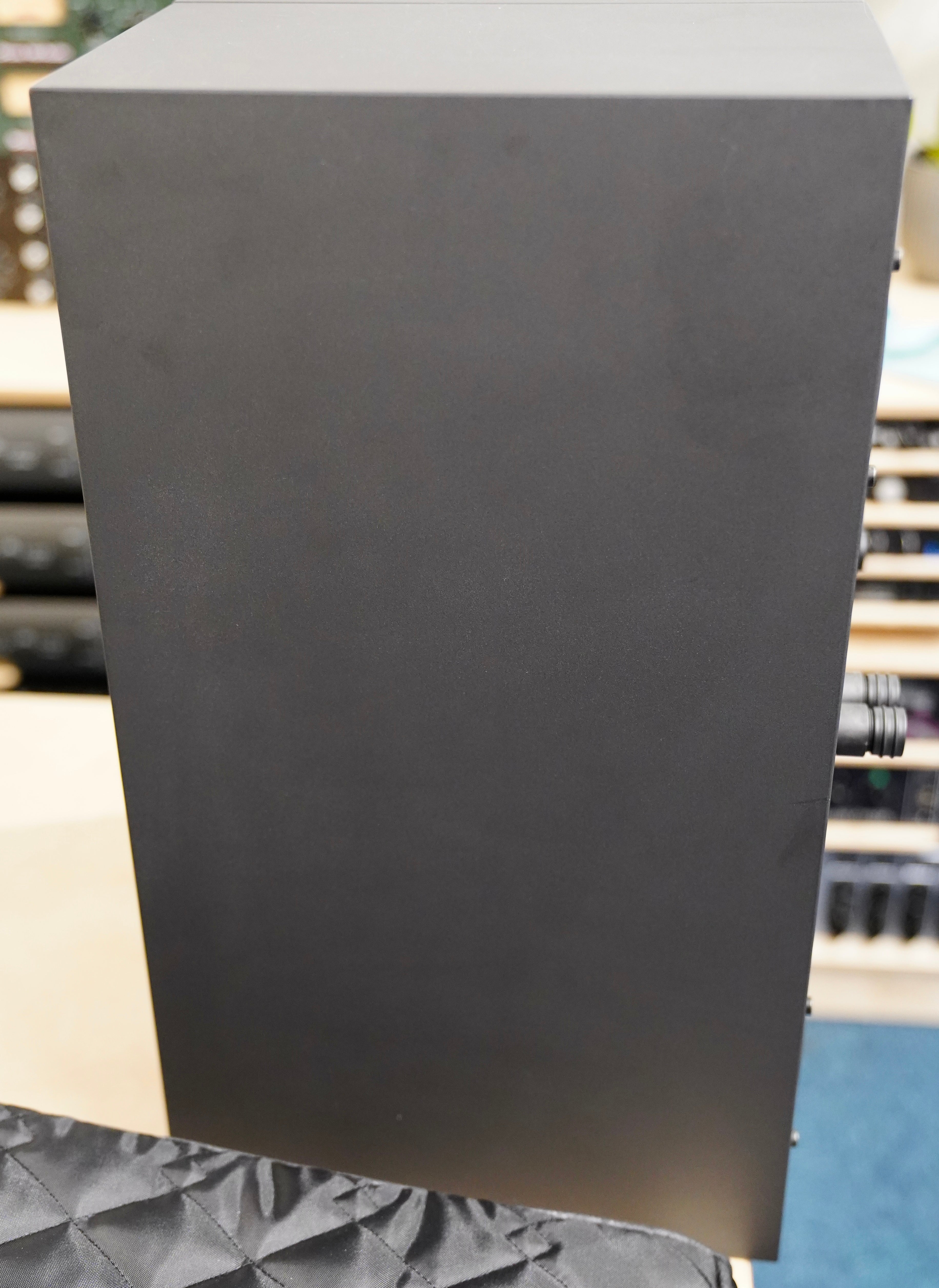 Amphion Two18 (Pair) w/ Amp500