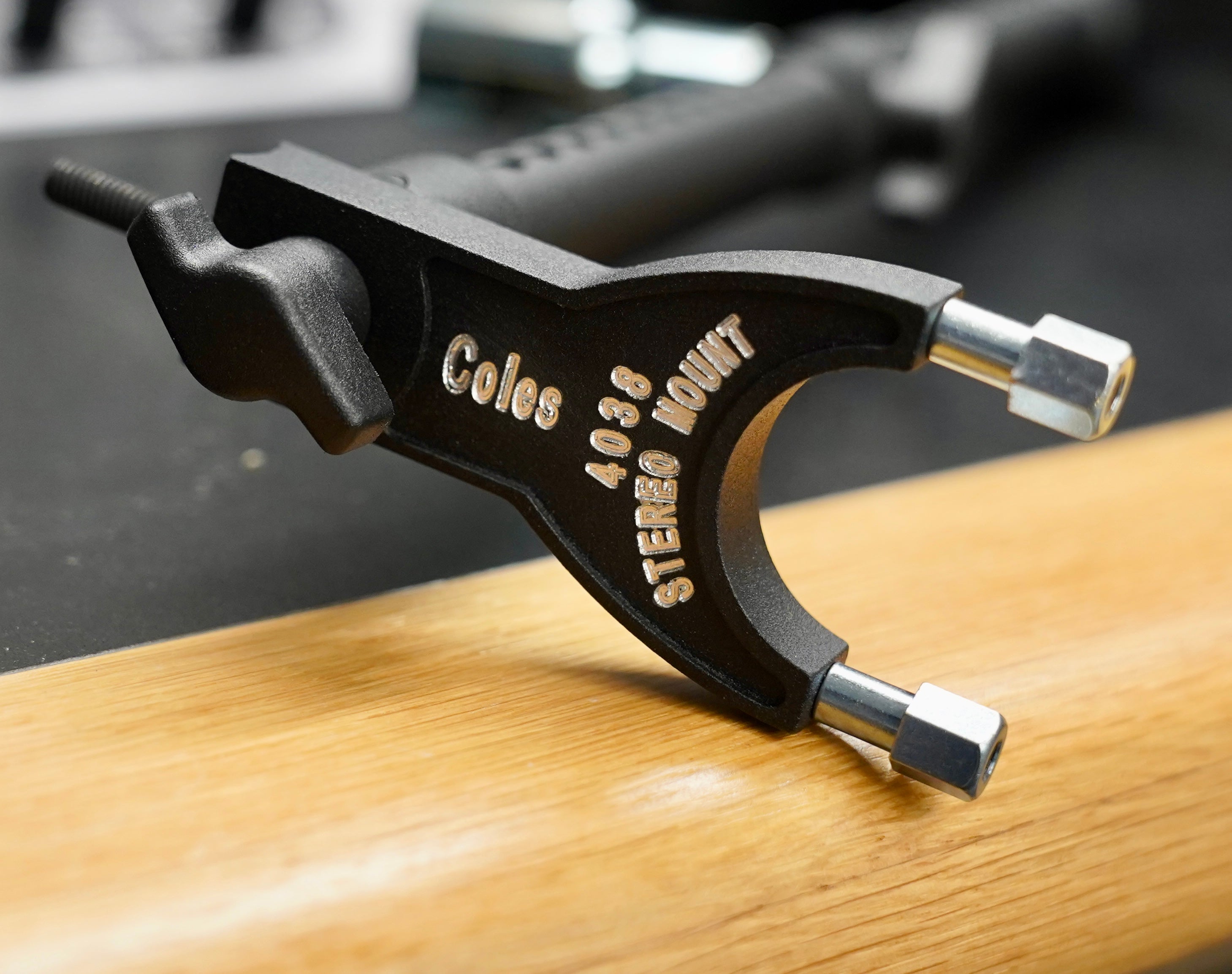 Coles 4038 Stereo Mount