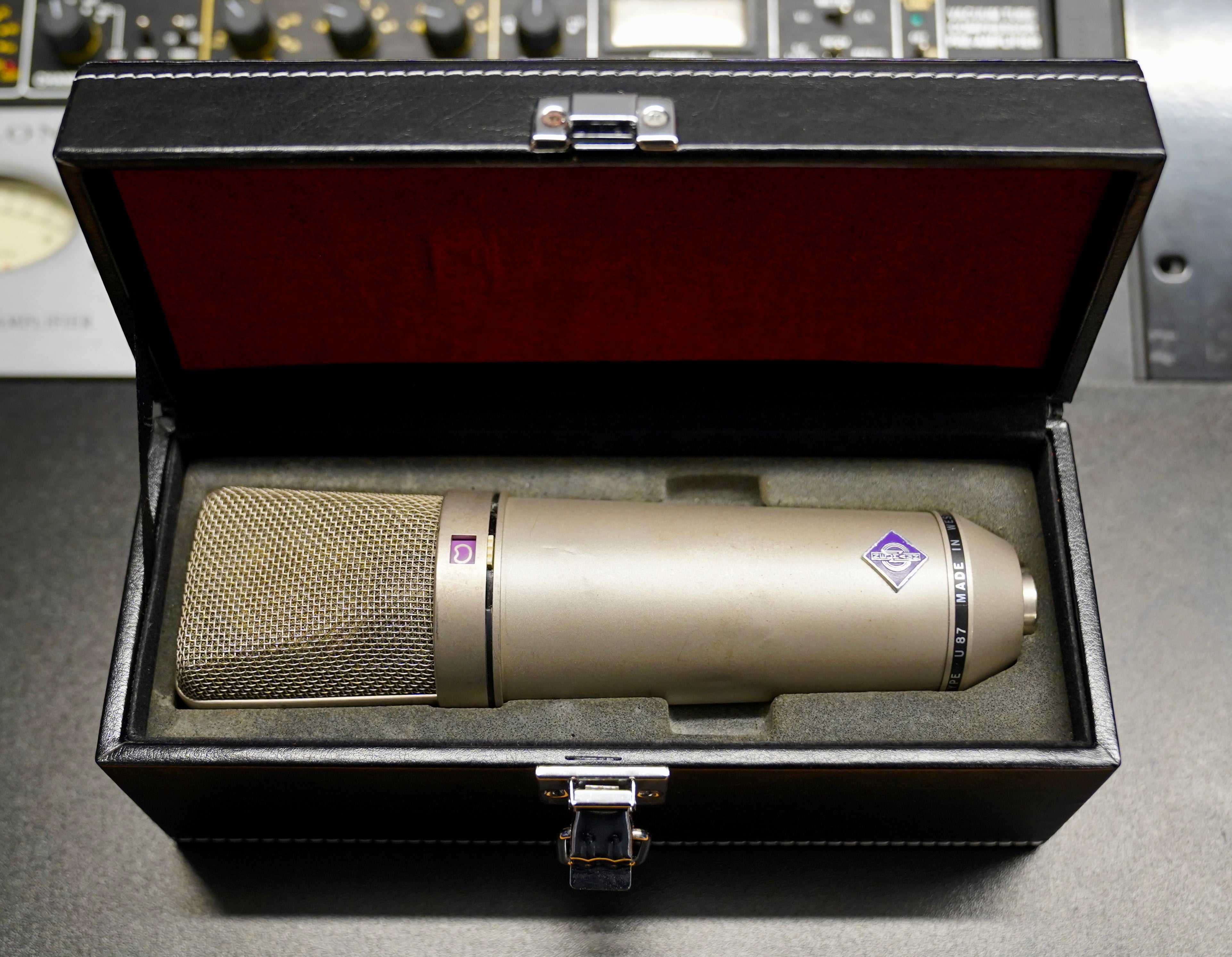 Neumann U87 (1977)