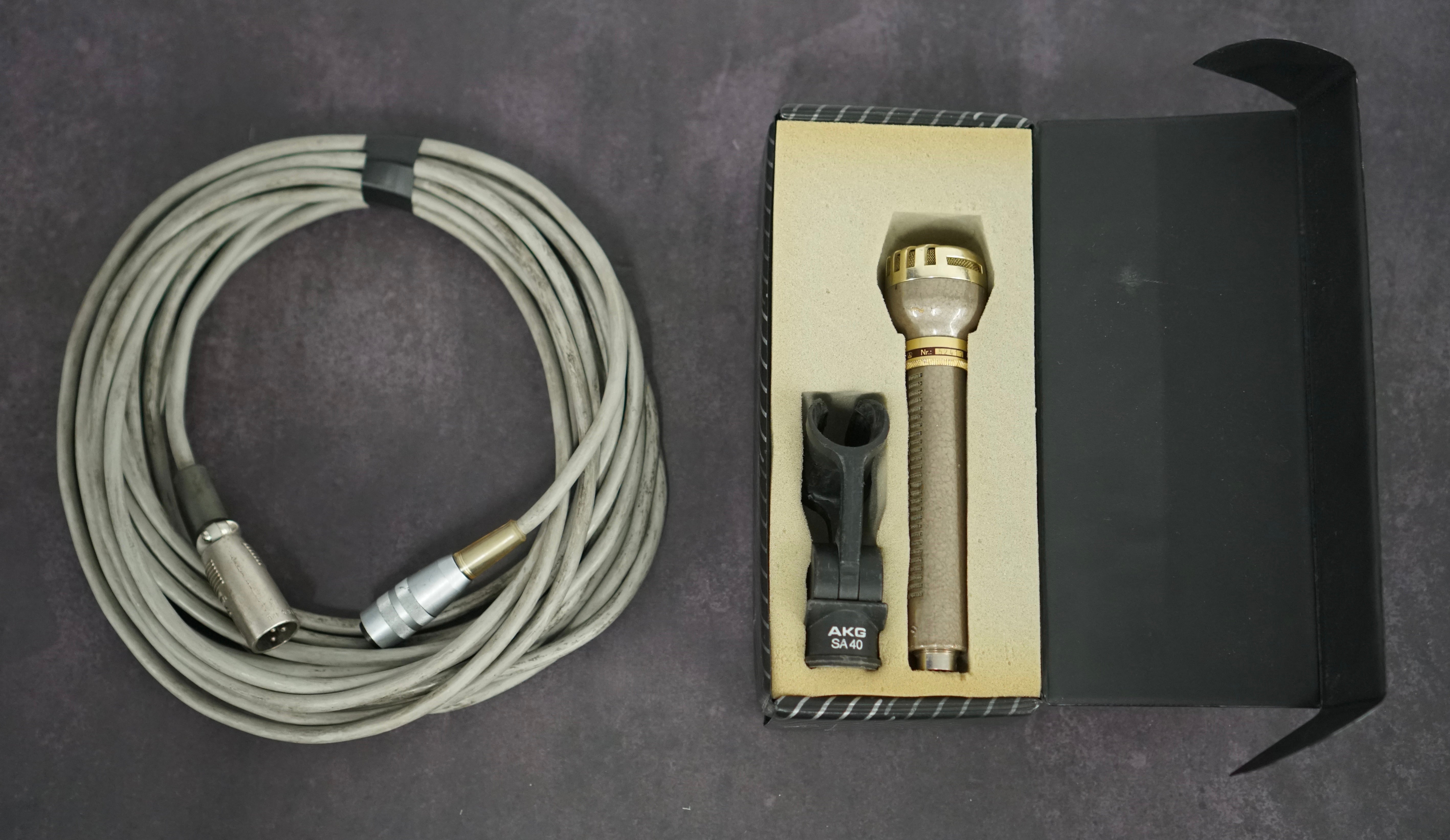 AKG D19