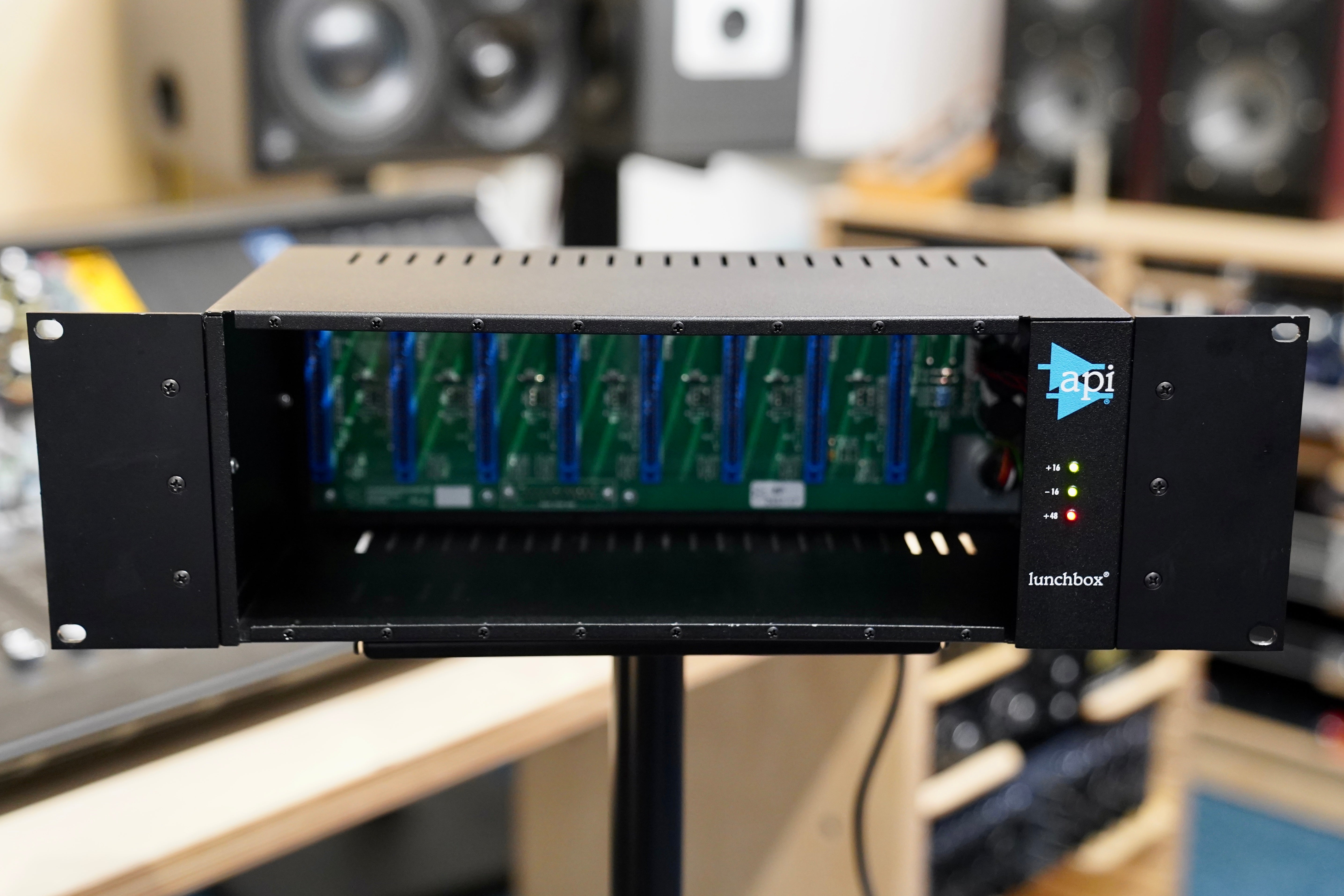 API 500-8P 500 Series Chassis