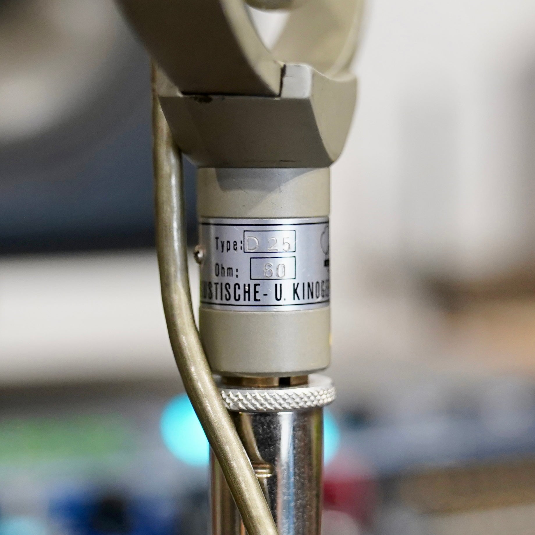 AKG D25