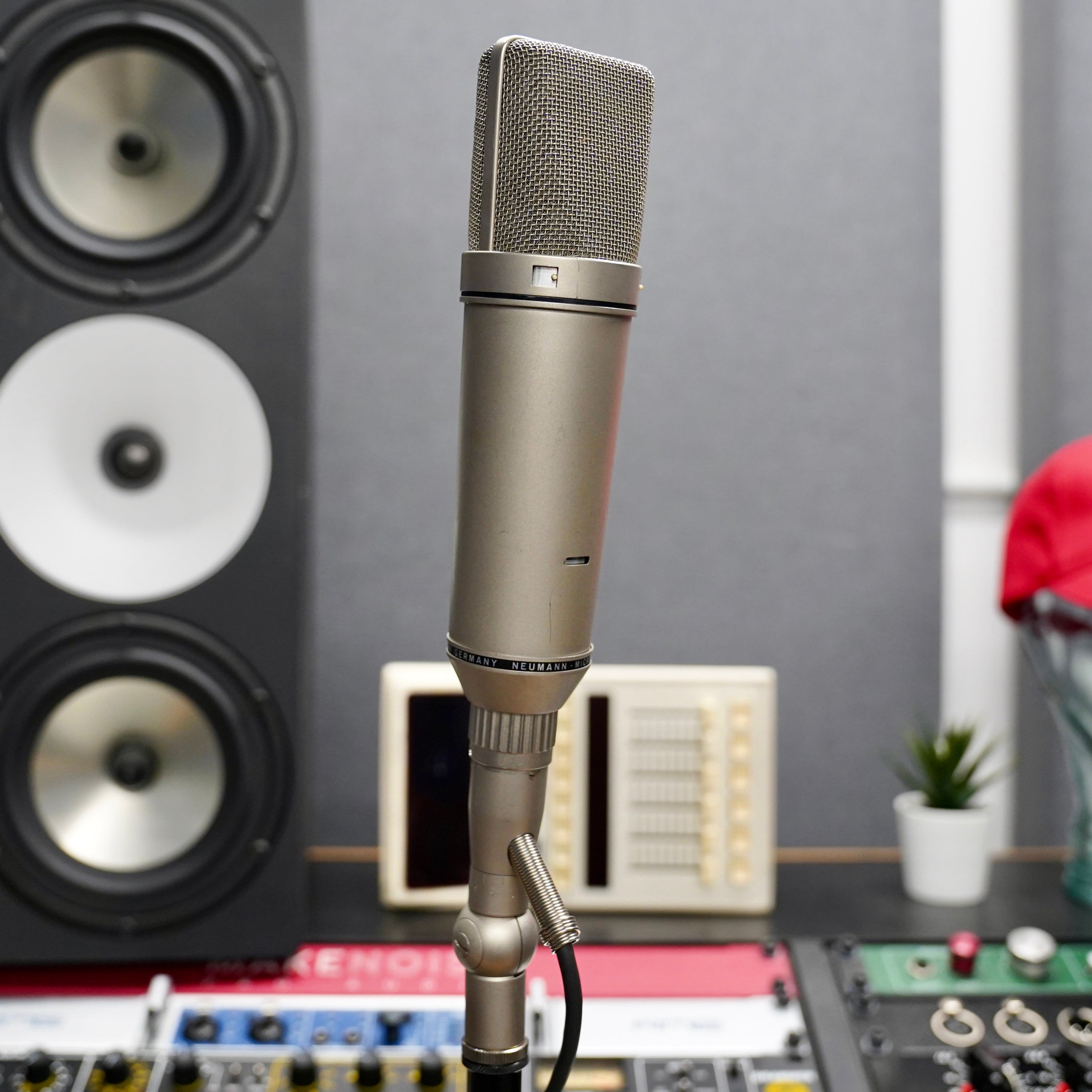 Neumann U87 (1977)