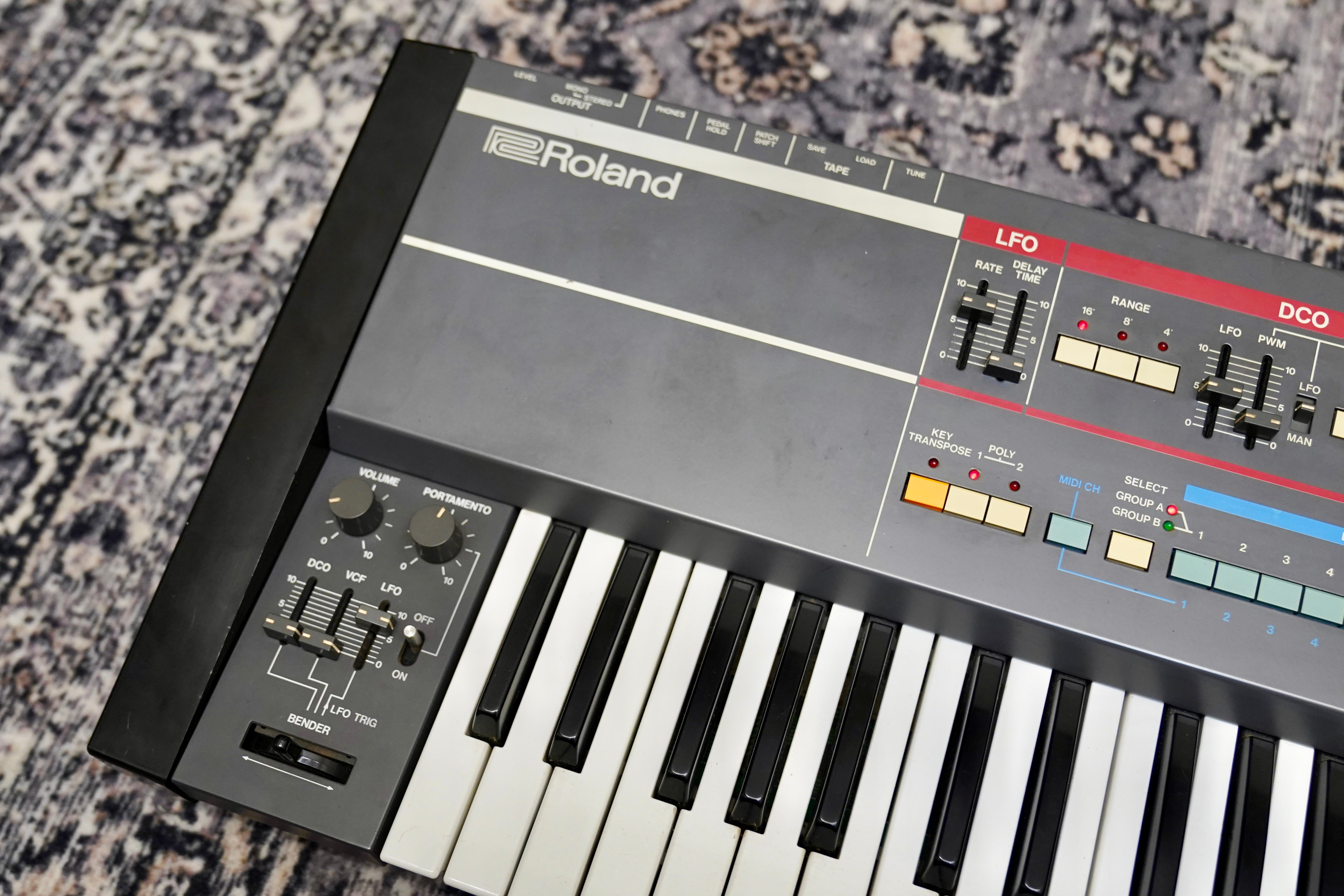 Roland Juno-106 Synthesizer