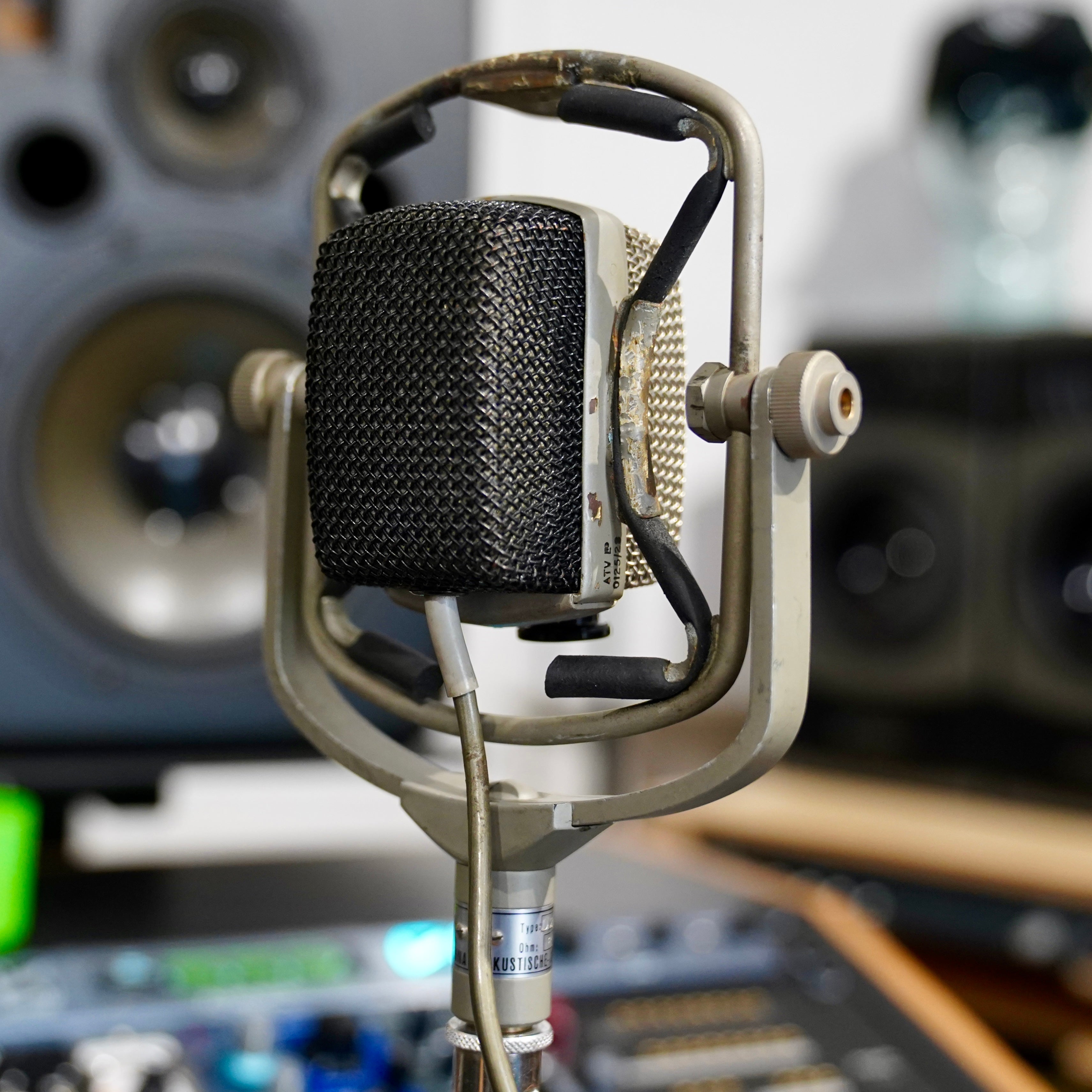 AKG D25