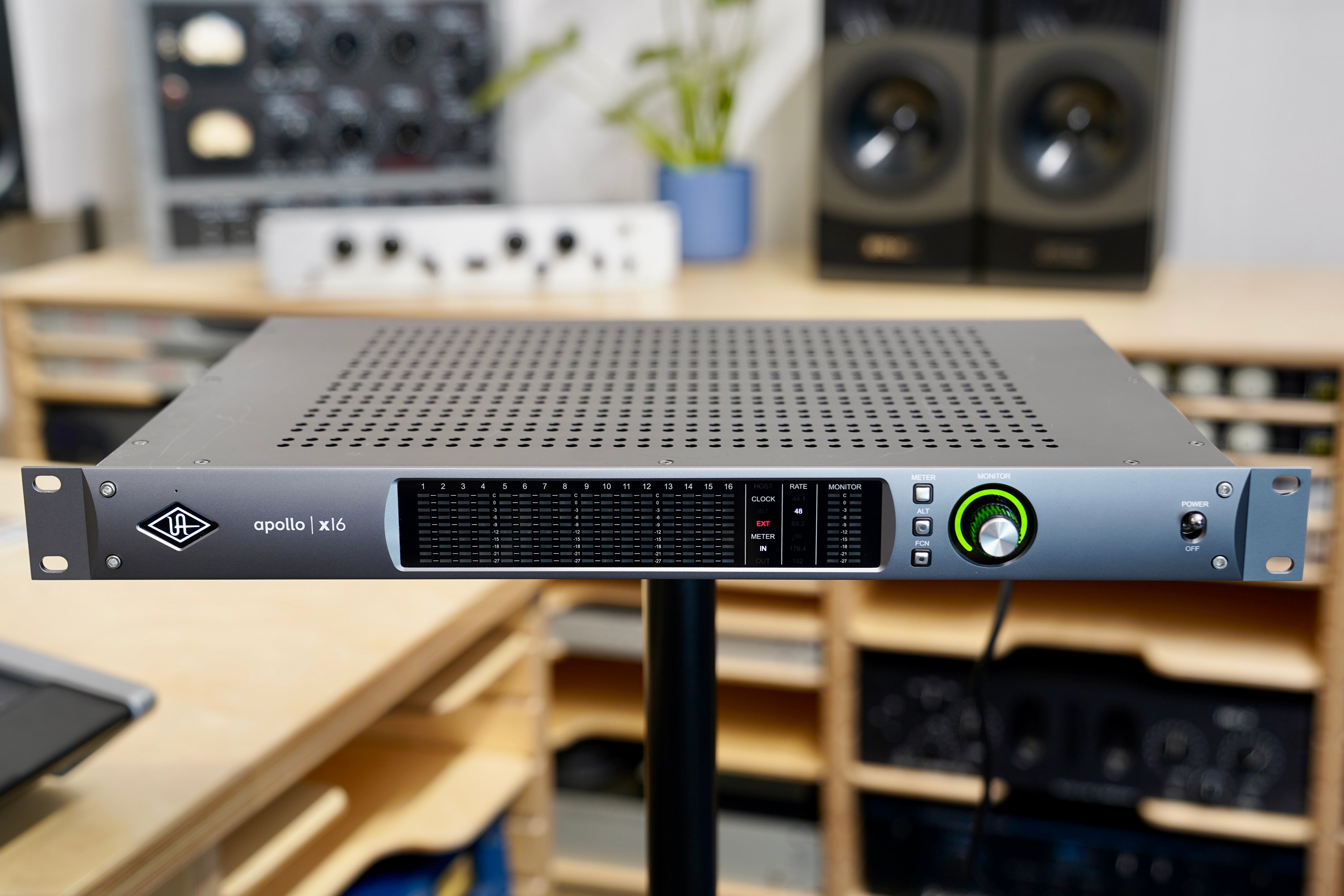 Universal Audio Apollo X16 Thunderbolt 3 Audio Interface