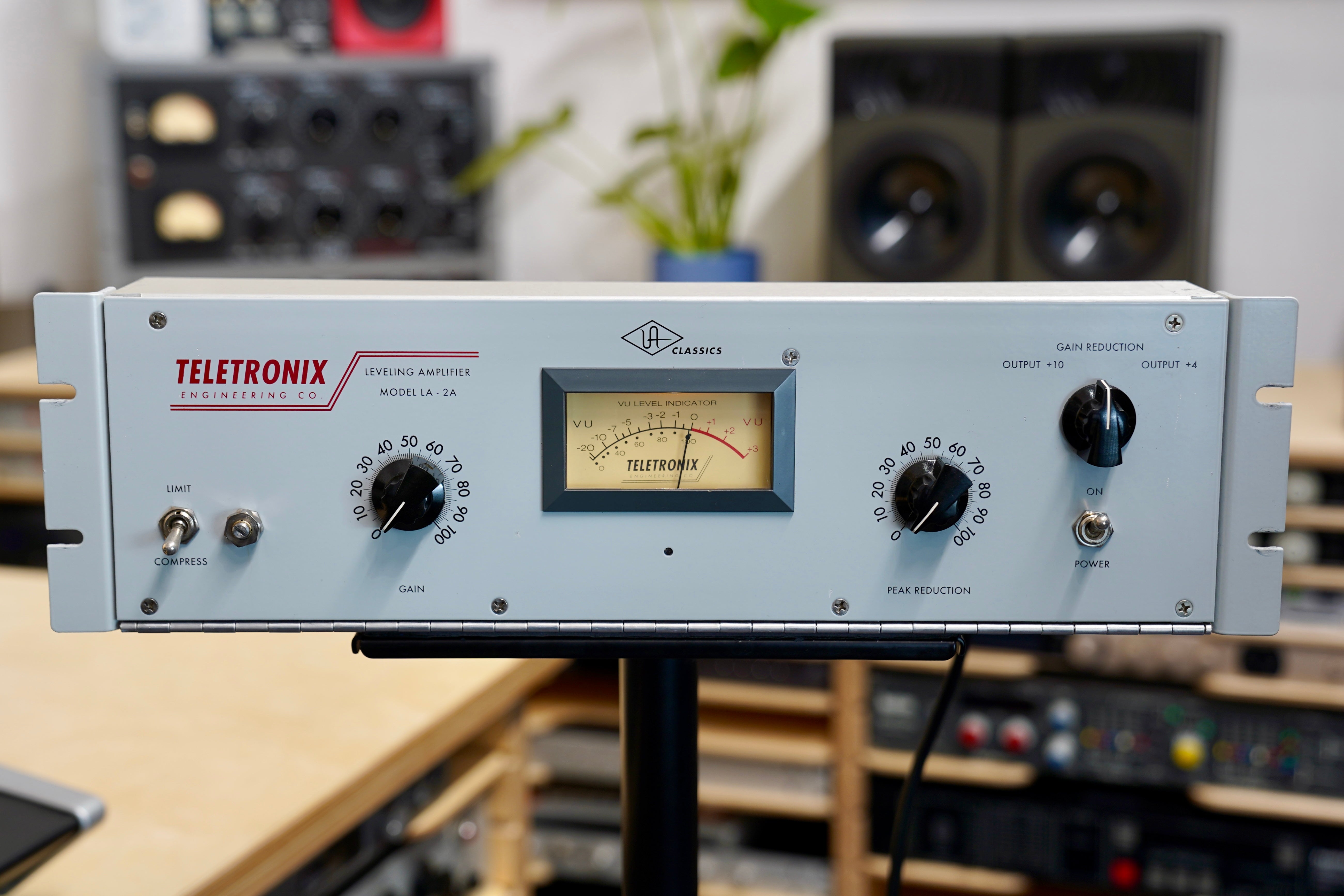 Universal Audio LA-2A Leveling Amplifier