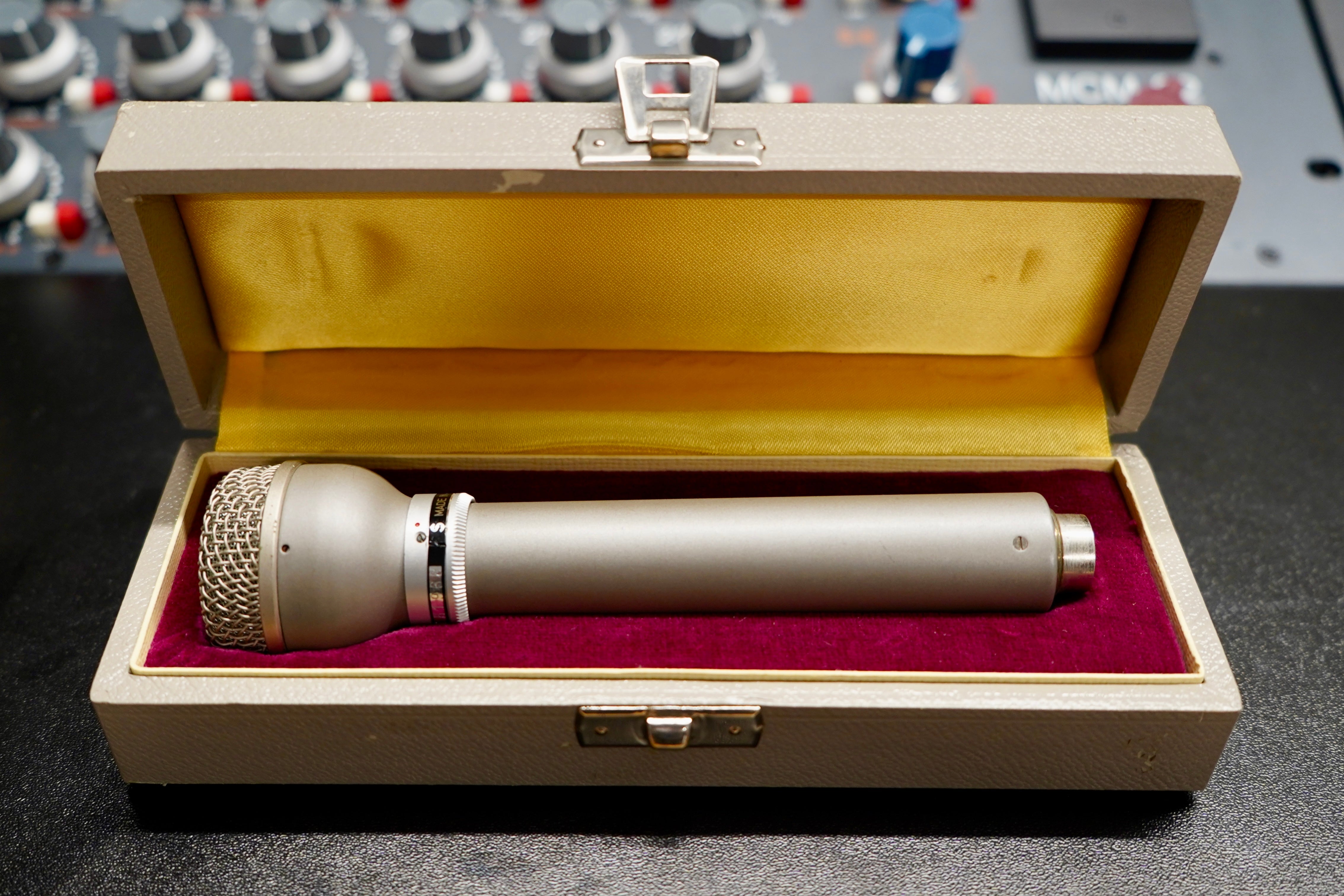 AKG D19C
