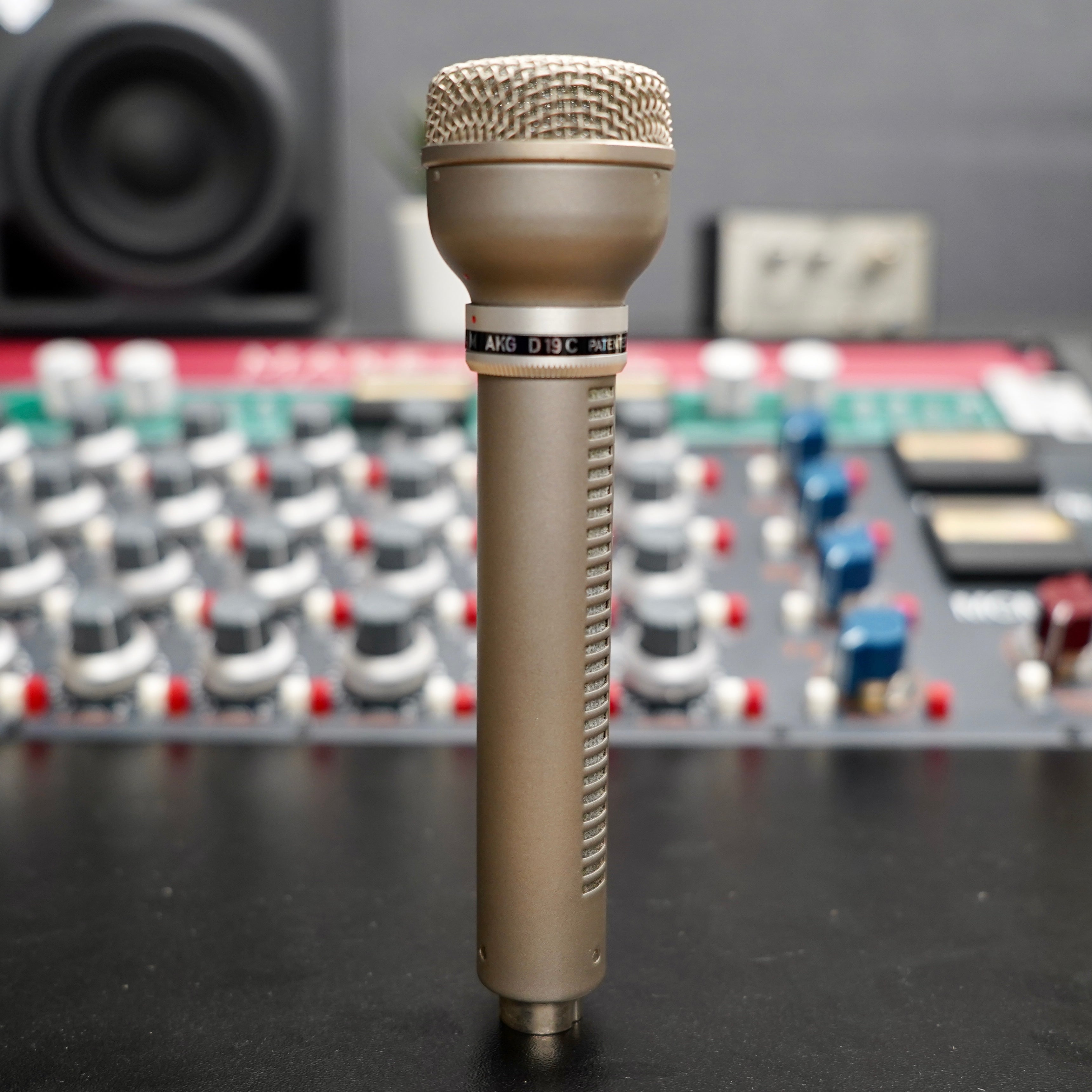AKG D19C