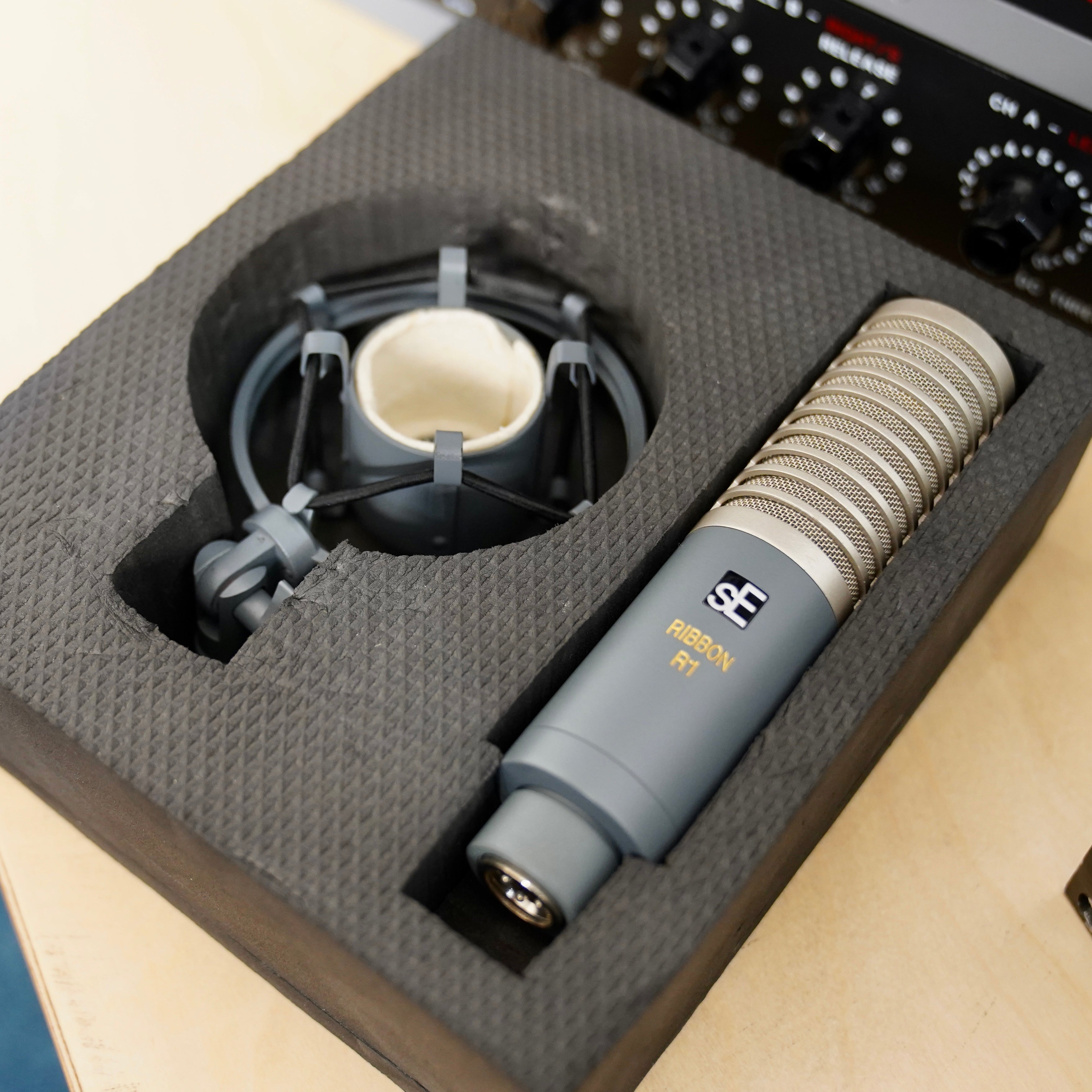 sE Electronics R1 Ribbon Microphone