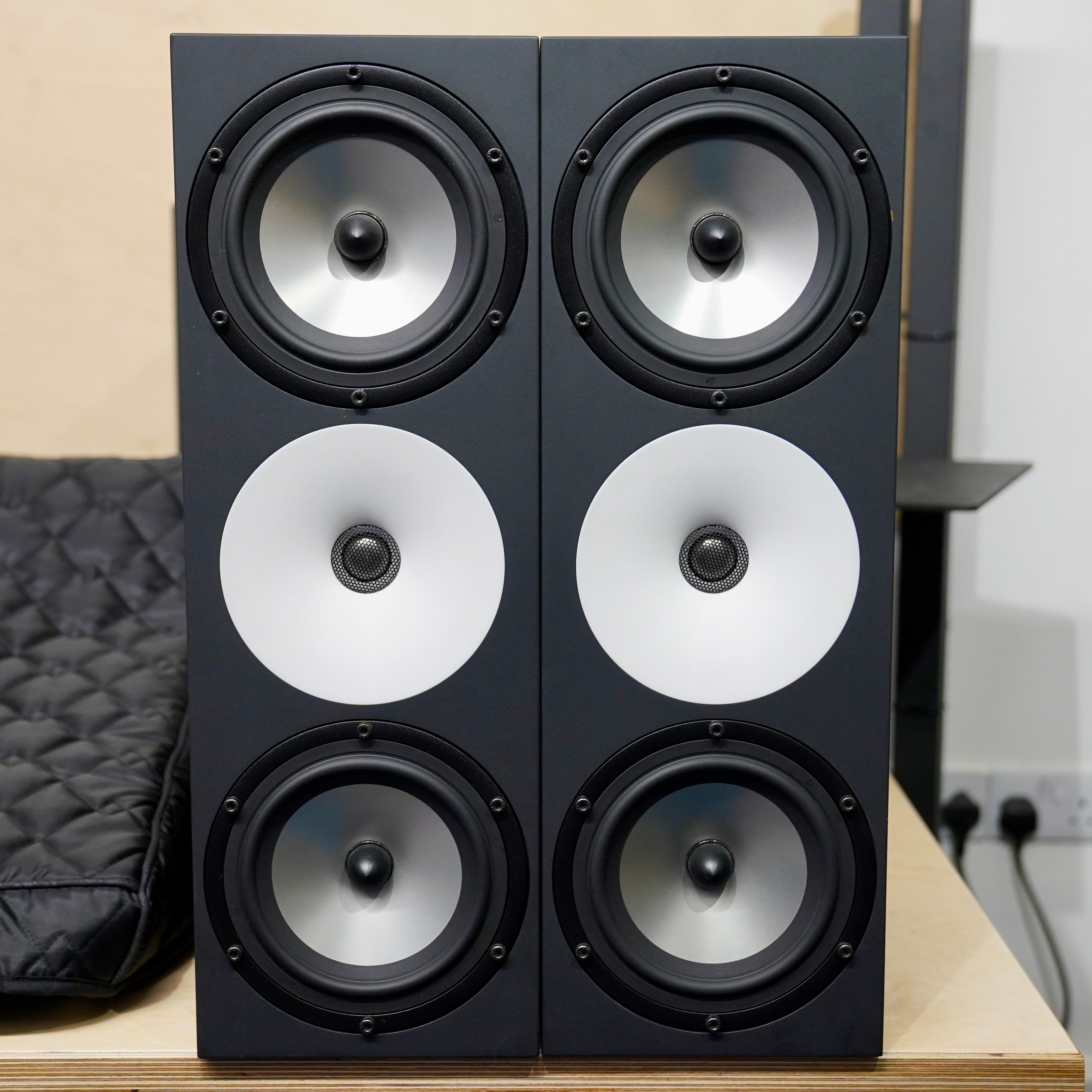 Amphion Two18 (Pair) w/ Amp500