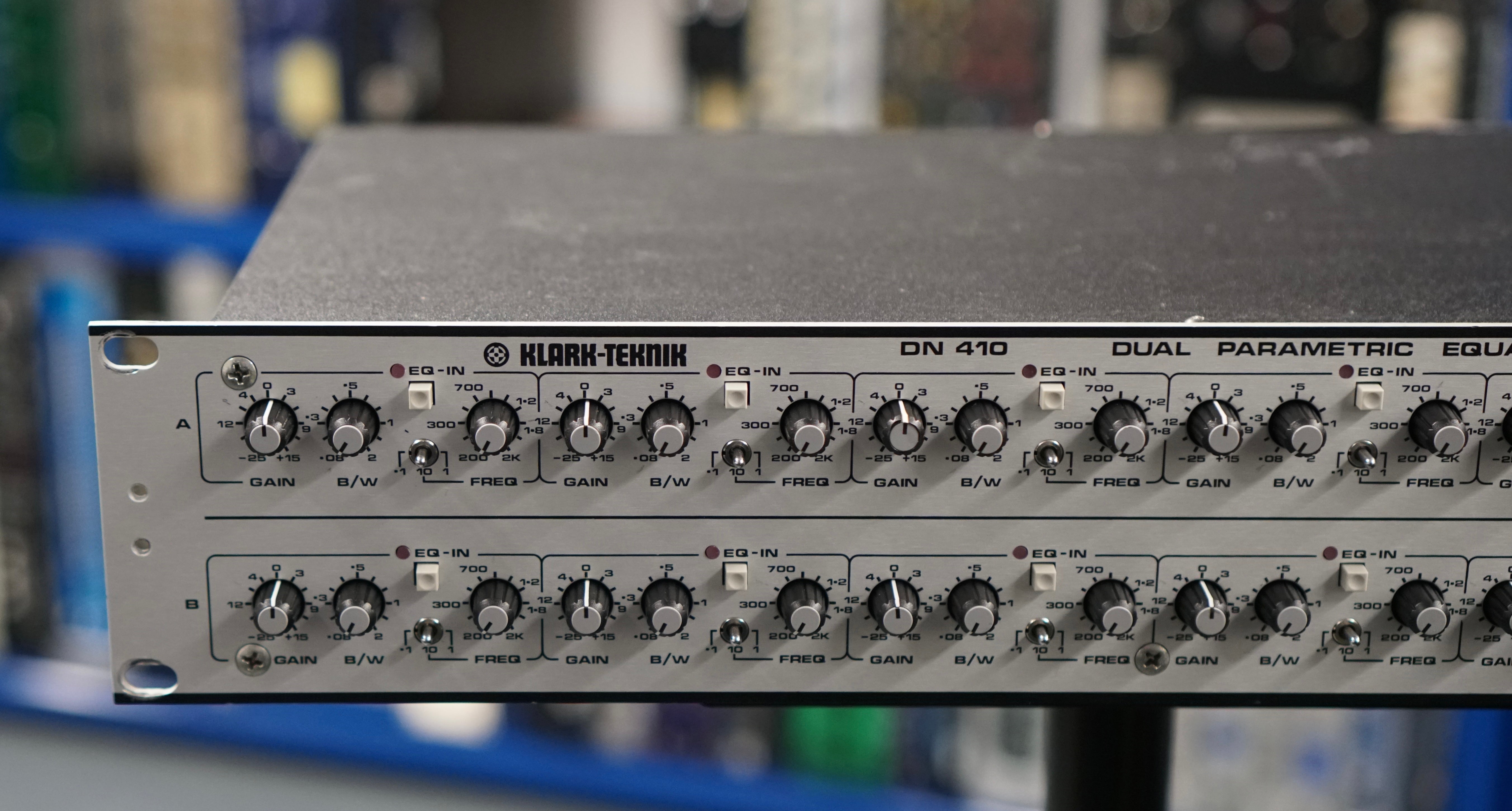 e190131-017E KLARK TEKNIK DN410DUAL PARAMETRIC EQUALIZER 動作確認済み クラークテクニック 横幅48.2cm 高さ8.3cm 奥行き23.5cm Klark Teknik DN410 Parametric Equalizer ⋆ CUE Sale