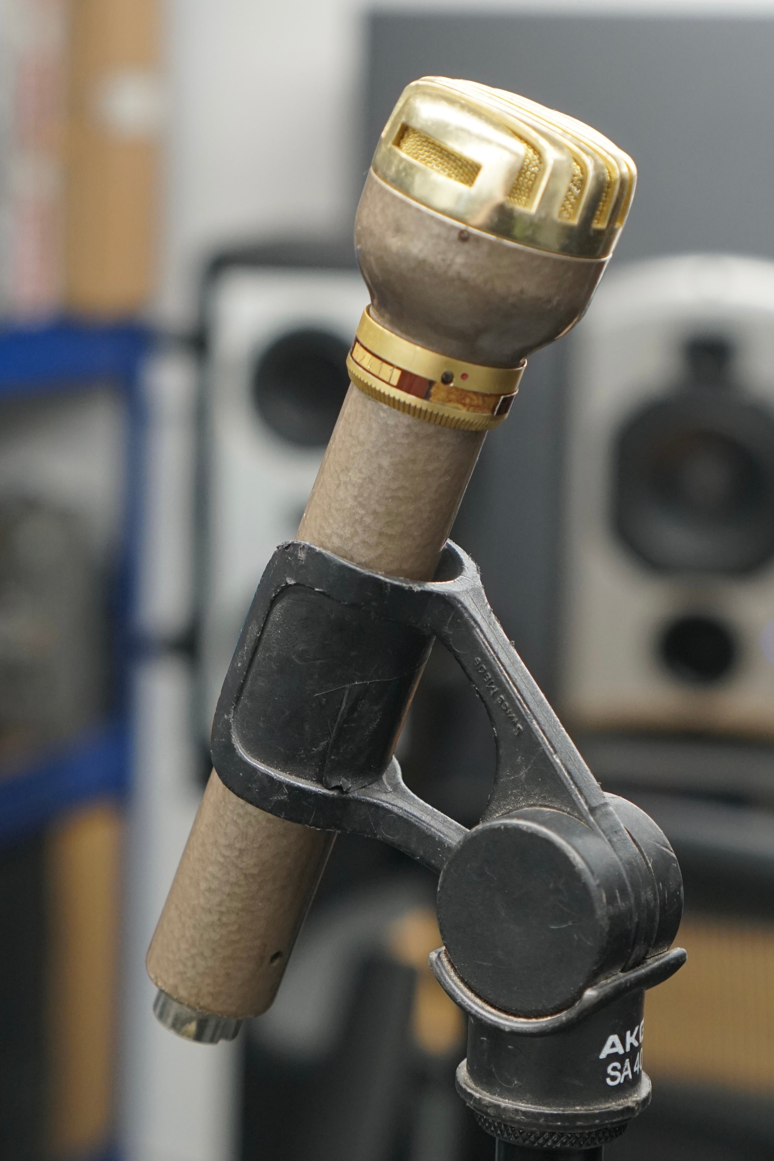 AKG D19