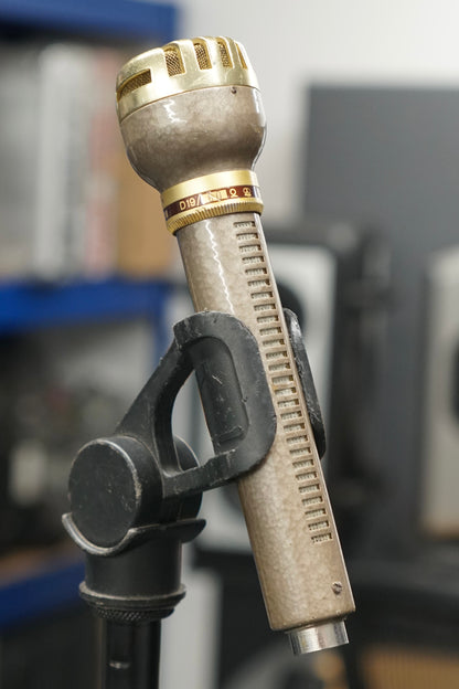 AKG D19